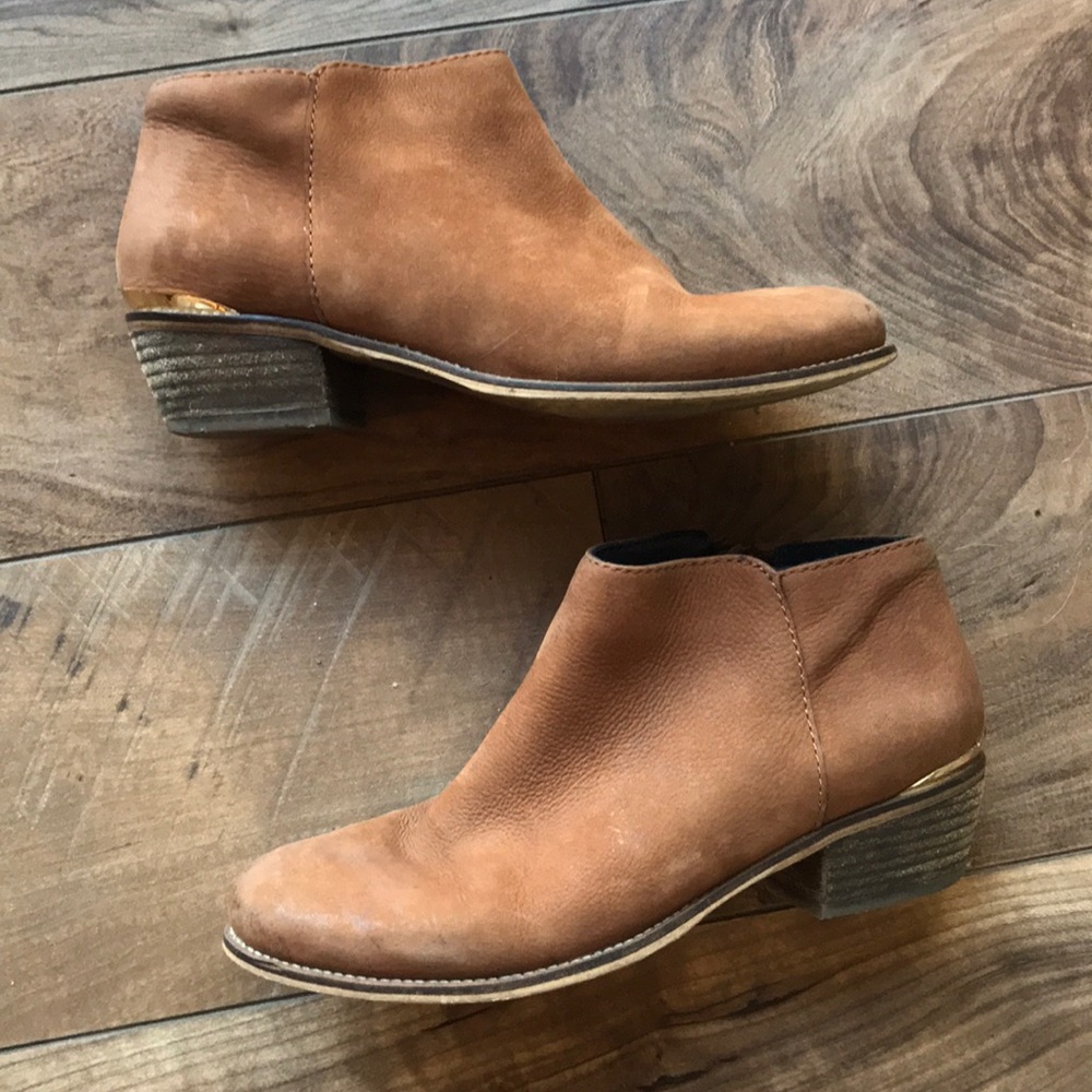 STEVE MADDEN tan booties with gold detail